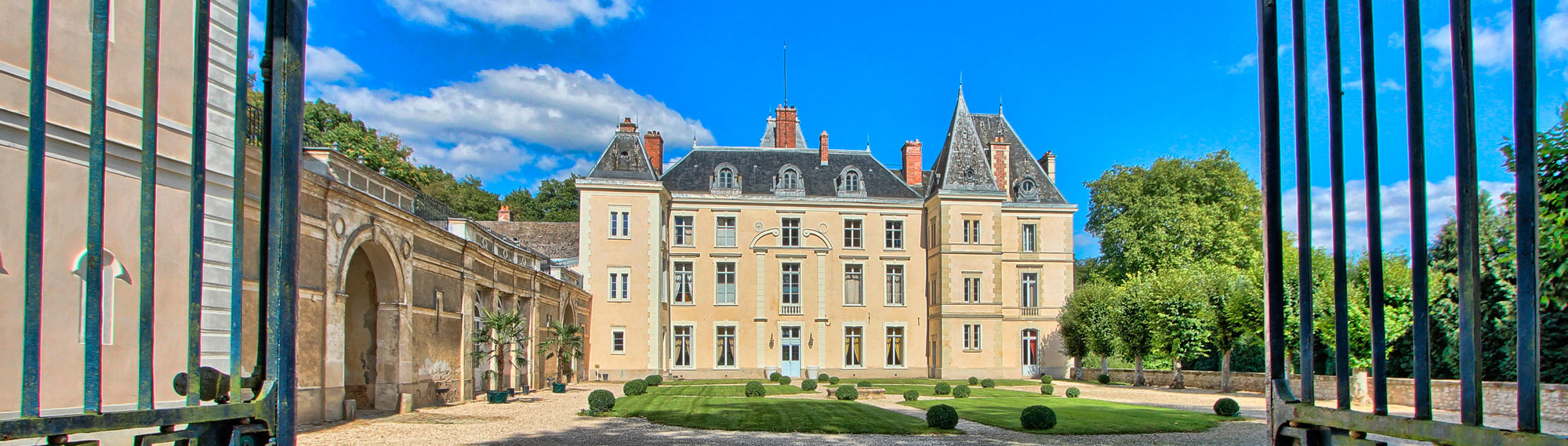 Façade du Château de Villiers vue depuis la grille d'entrée